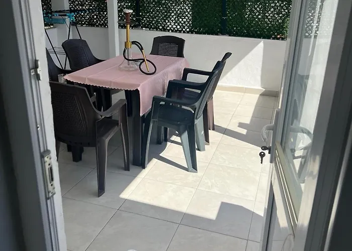 Antalyanin Kalbinde Terasli Odalar Gasthof Antalya