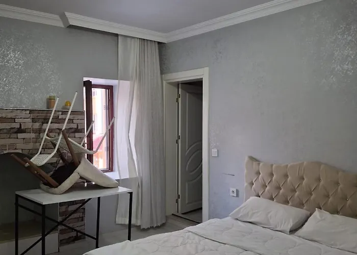 Antalyanin Kalbinde Terasli Odalar *